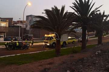 Vuelco de un vehículo en el acceso a La Garita por la Avenida del Cabildo/GSS.